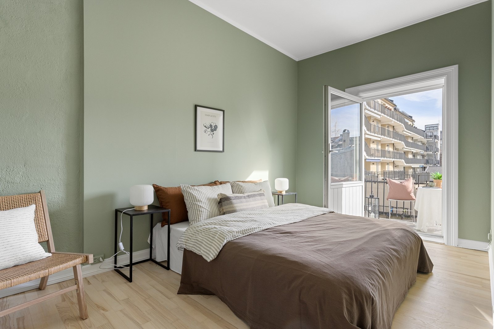 Romslig hovedsoverom med god plass til både dobbeltseng og nattbord. Galleribilde