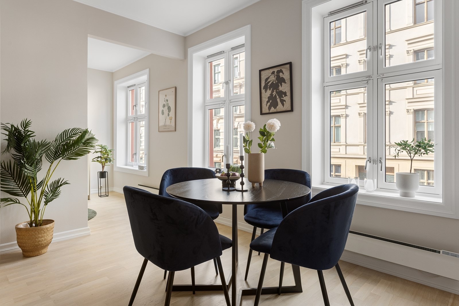 Store vinduer på rekke og rad gir rikelig med naturlig lys inn. Galleribilde