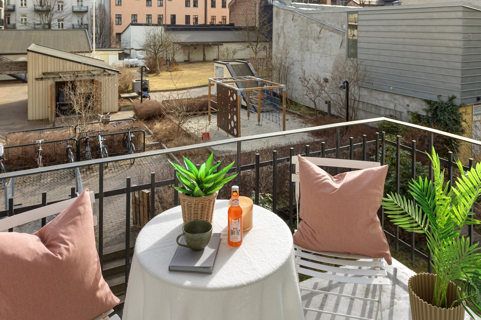 Sørvendt balkong på 4 kvm med gode solforhold. Galleribilde