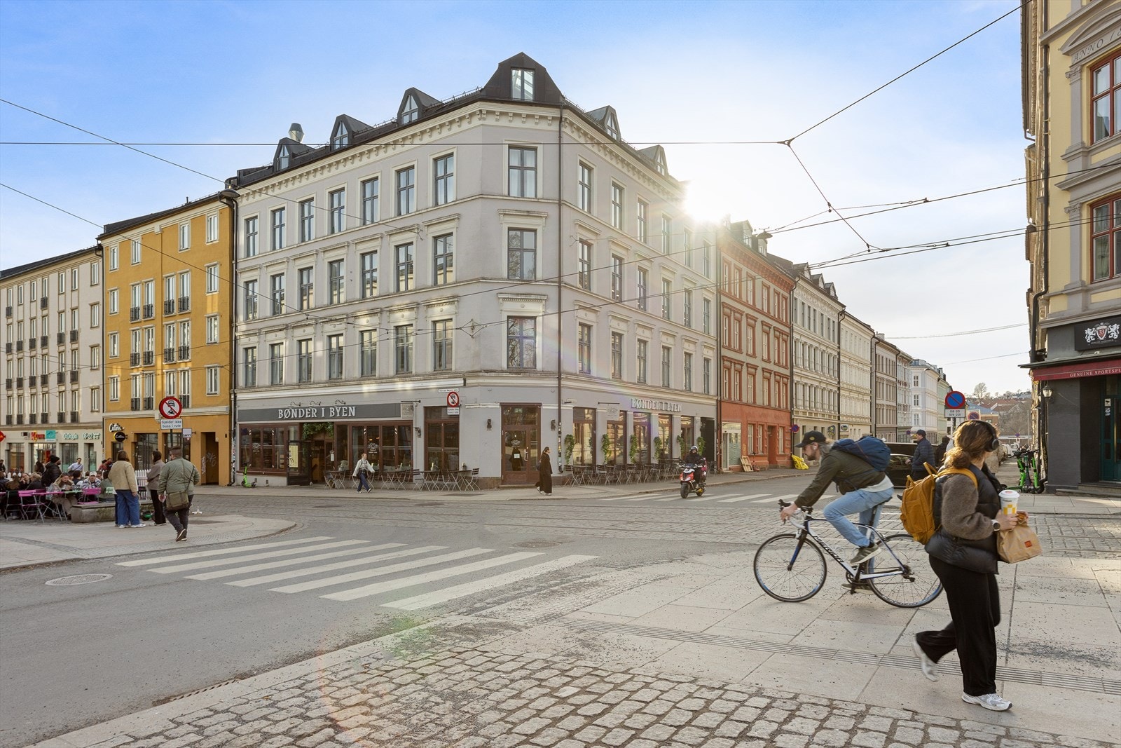 Klassisk fasade fra 1892 (det røde bygget i sidegate). Galleribilde