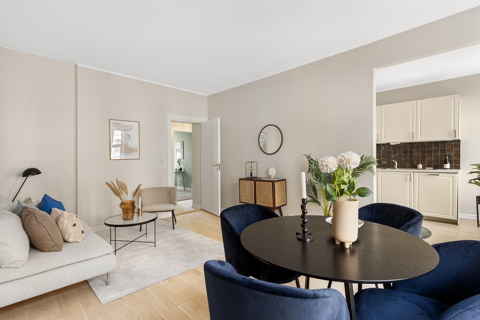 Stue med plass til både sofagruppe og spisebord. Galleribilde