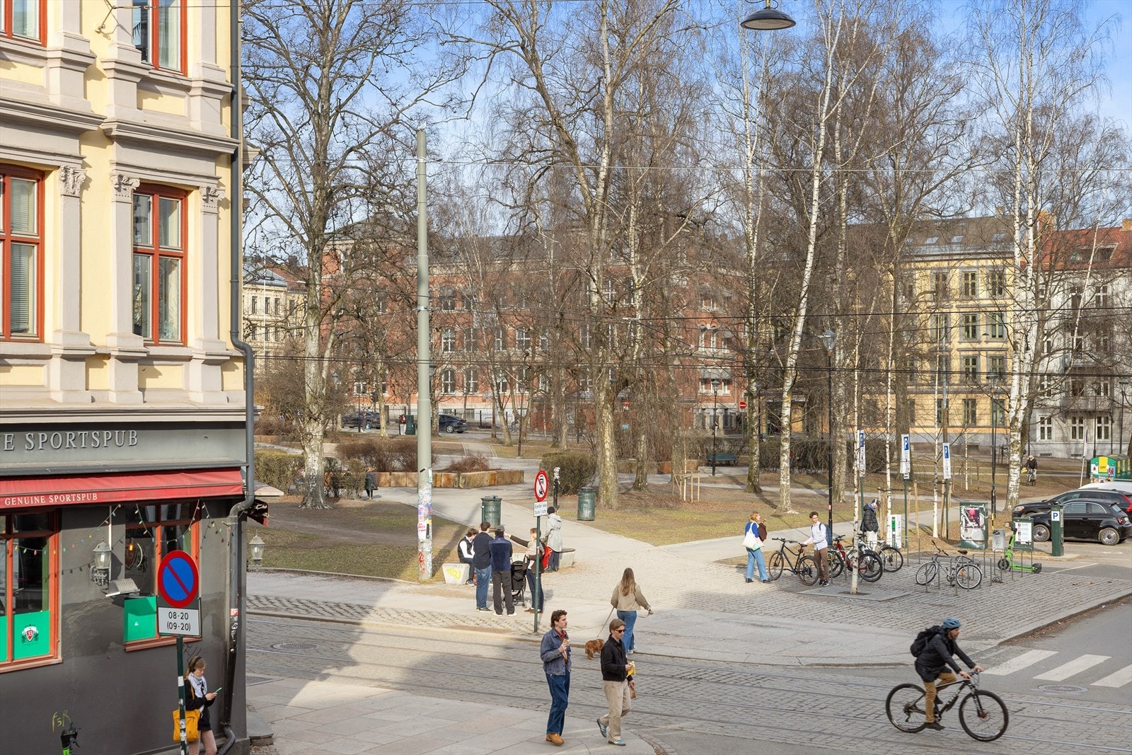 Utsikt fra stue mot Birkelunden. Her bor du med "alt" utenfor døren, samtidig litt tilbaketrukket i sidegate. Galleribilde