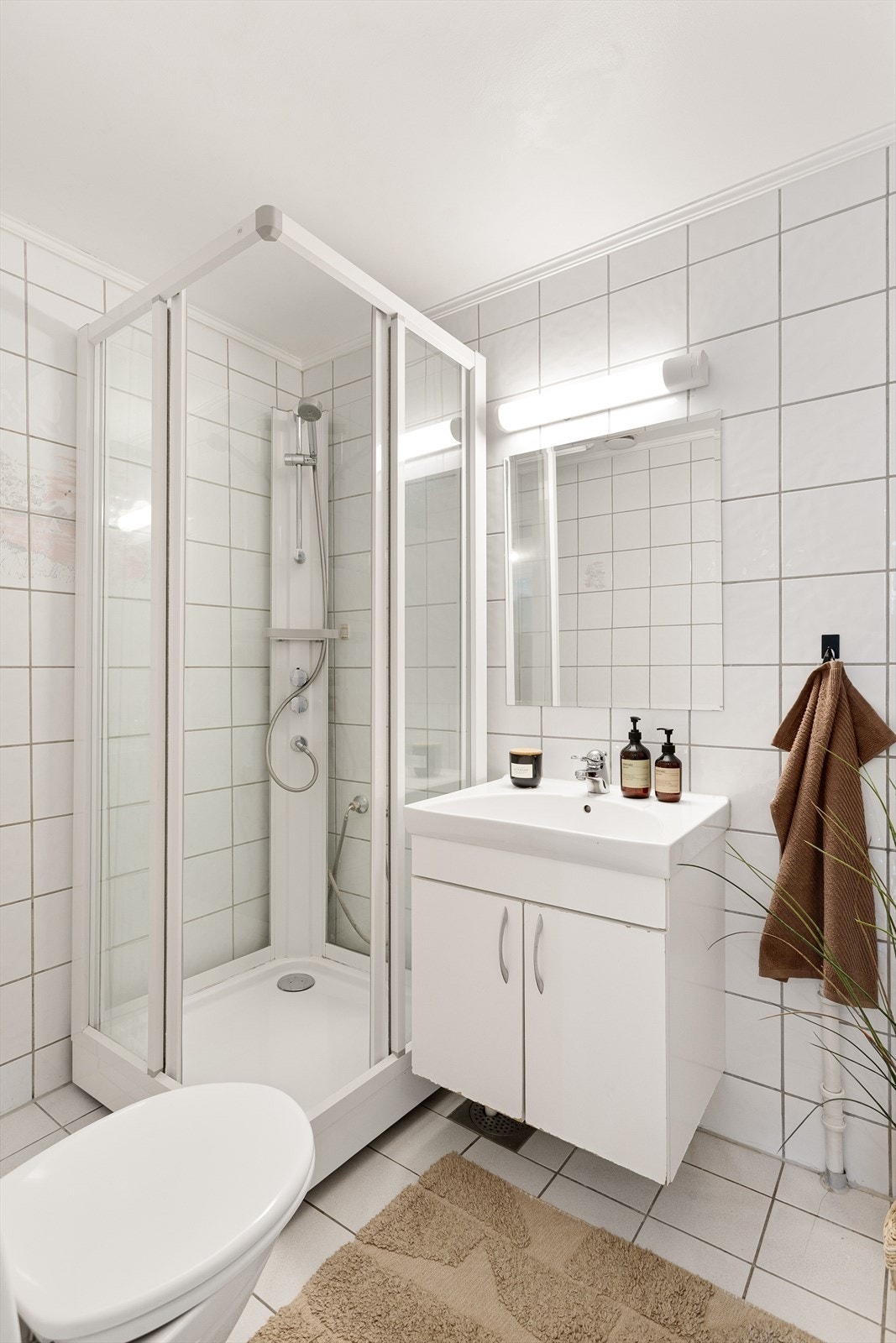 Flislagt bad fra 1990 med varmekabler i gulv. Galleribilde