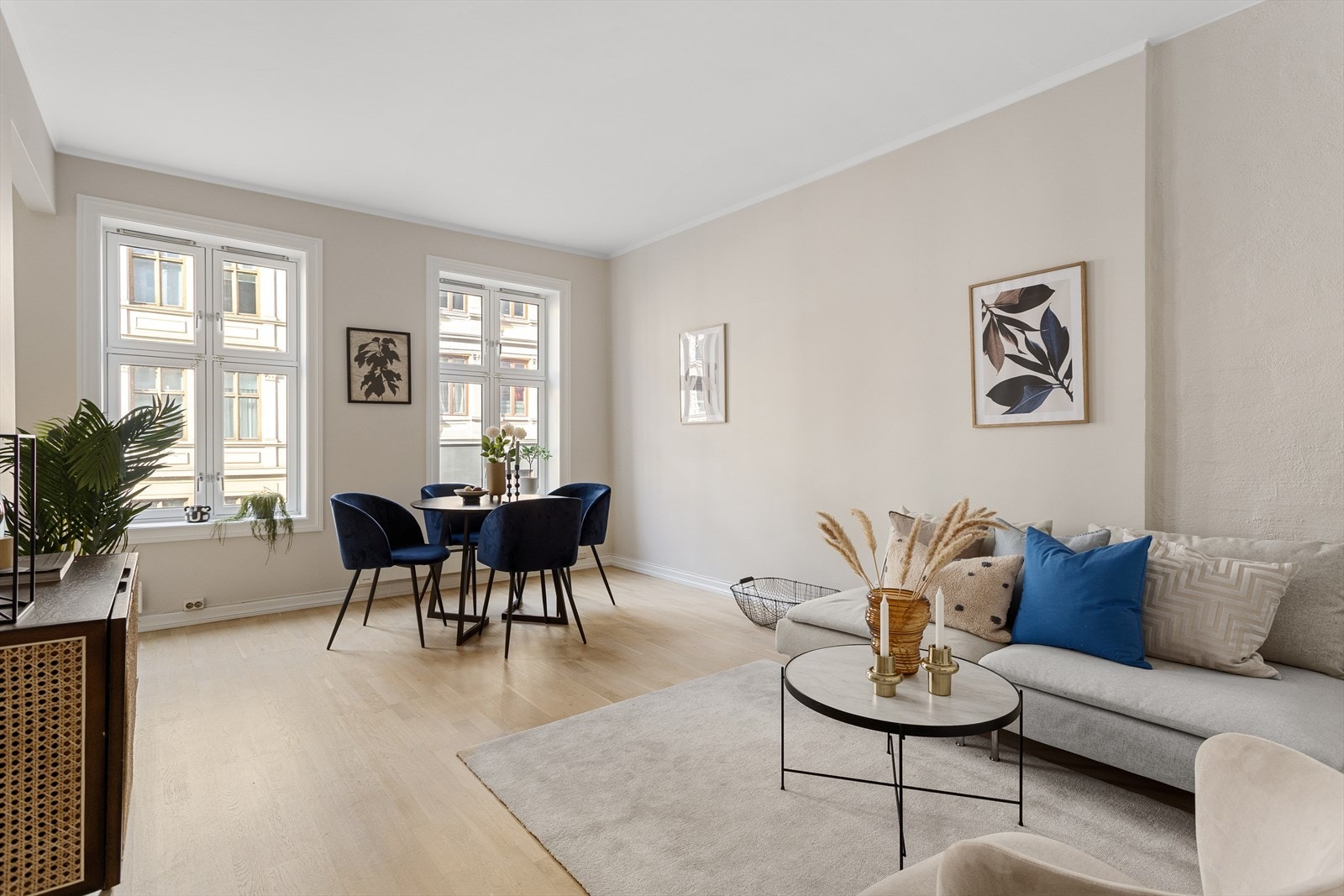 Velkommen til en lys og flott 3-roms selveier beliggende midt på Grünerløkka! Galleribilde