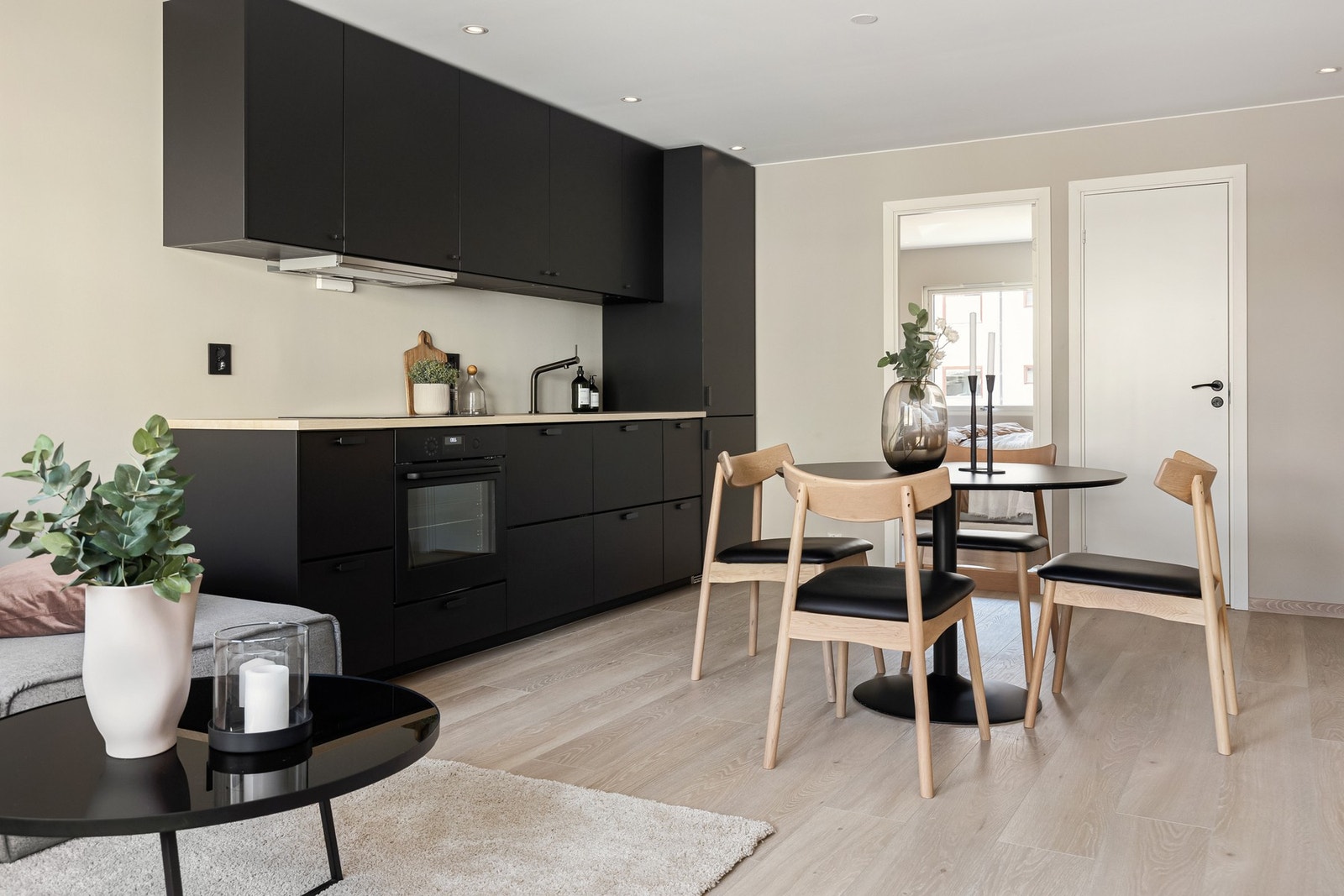 Leiligheten ligger fint til i byggets 2. etasje og er betydelig oppgradert i nyere tid. Galleribilde