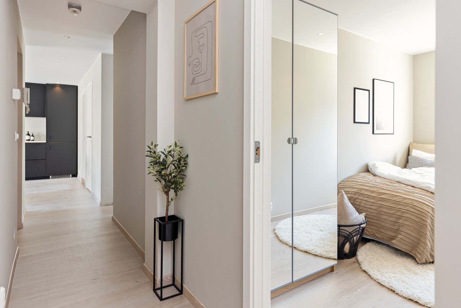 Entre med garderobe. Vi gjør oppmerksom på at bildene er fra forrige salg og at møblering avviker noe fra dagens møblering. Galleribilde