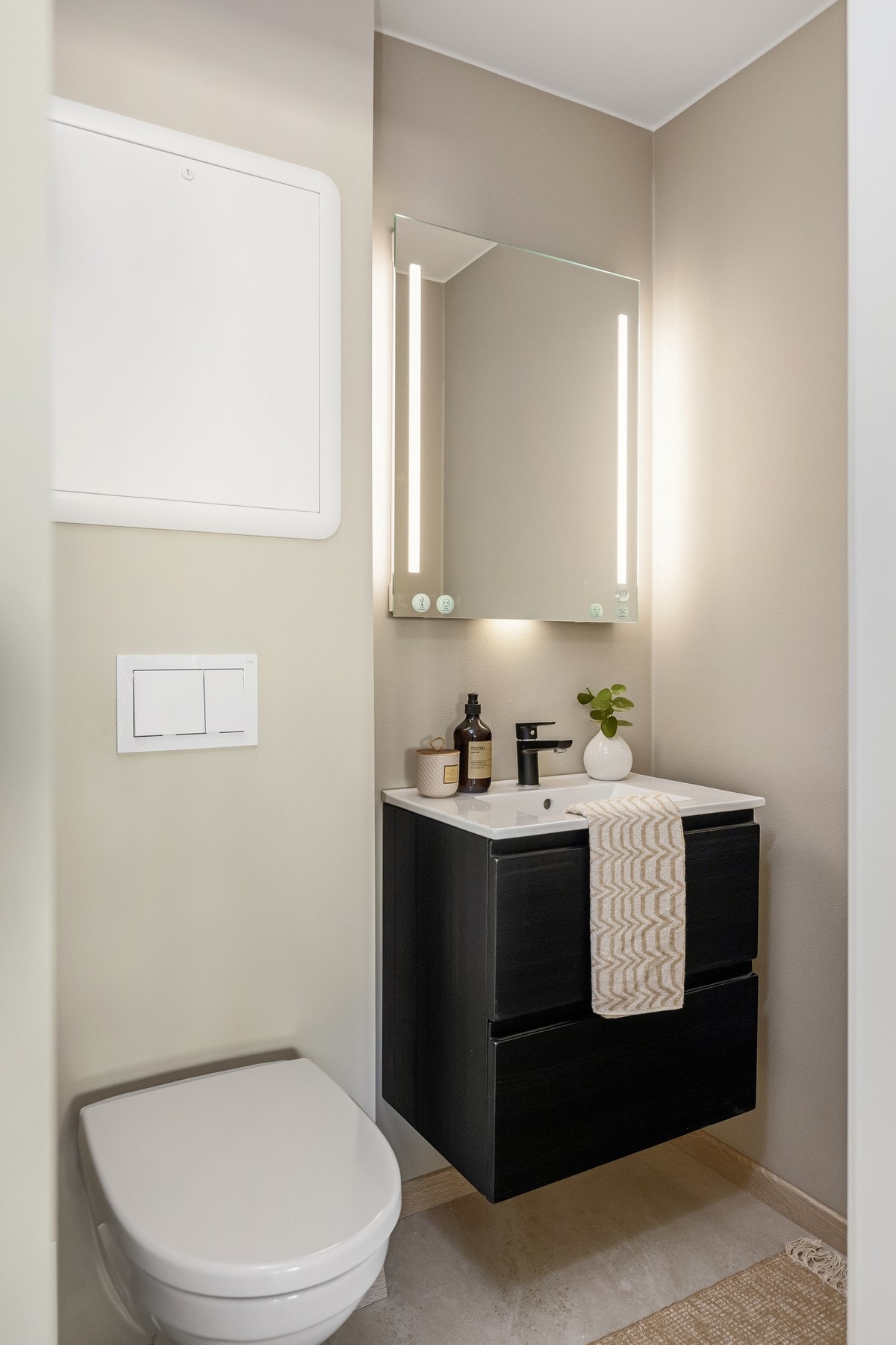 Adskilt toalett med servant. Galleribilde