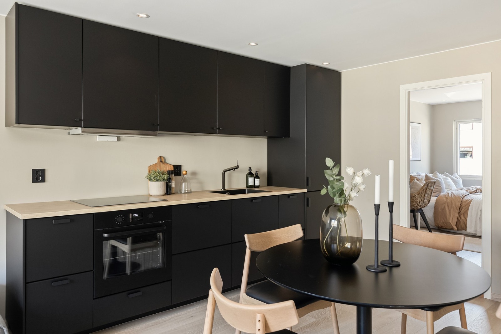 Kjøkken fra 2021 med moderne preg. Galleribilde