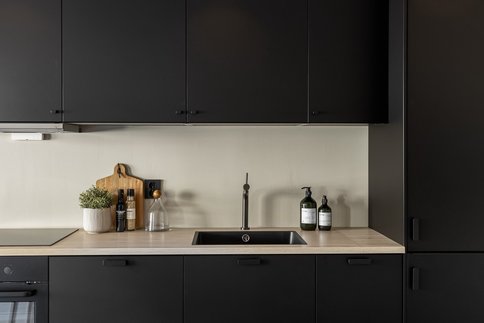 Integrerte hvitevarer som platetopp, stekeovn,
kjøle/fryseskap og oppvaskmaskin. Galleribilde