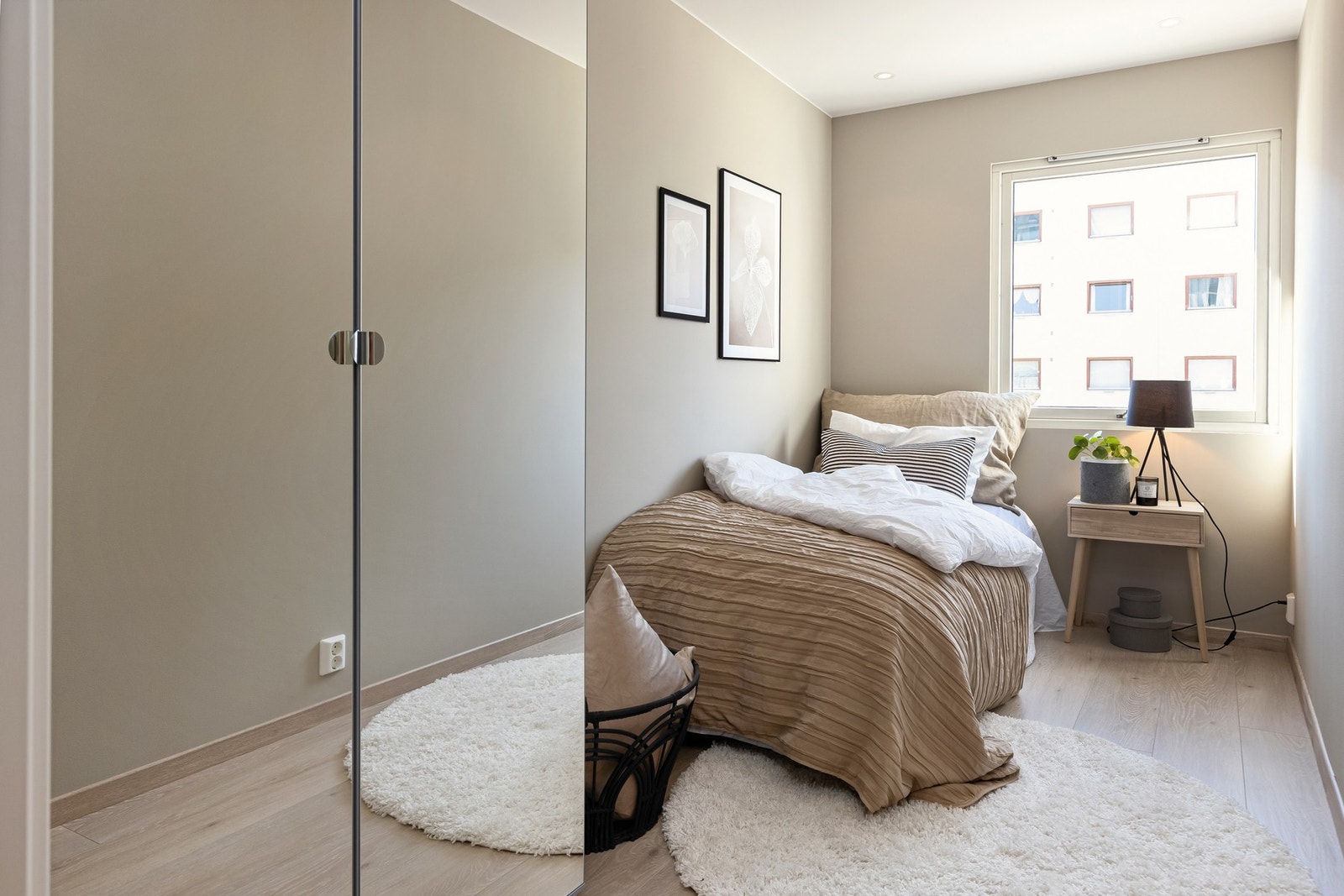 Innredet garderobeskap. Galleribilde