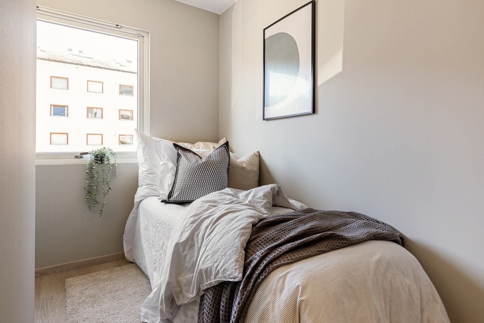 Soverom 3 er på 5,9 kvm. Rommet tilfredsstiller ikke gjeldende krav til romvolum. Galleribilde