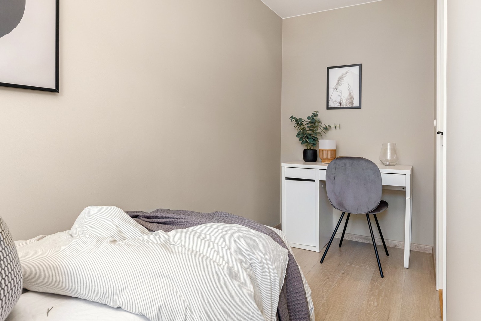 Rommene er malt i en tidsriktig farge. Galleribilde