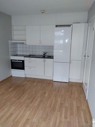 kjøkken med kjøleskap og komfyr Galleribilde