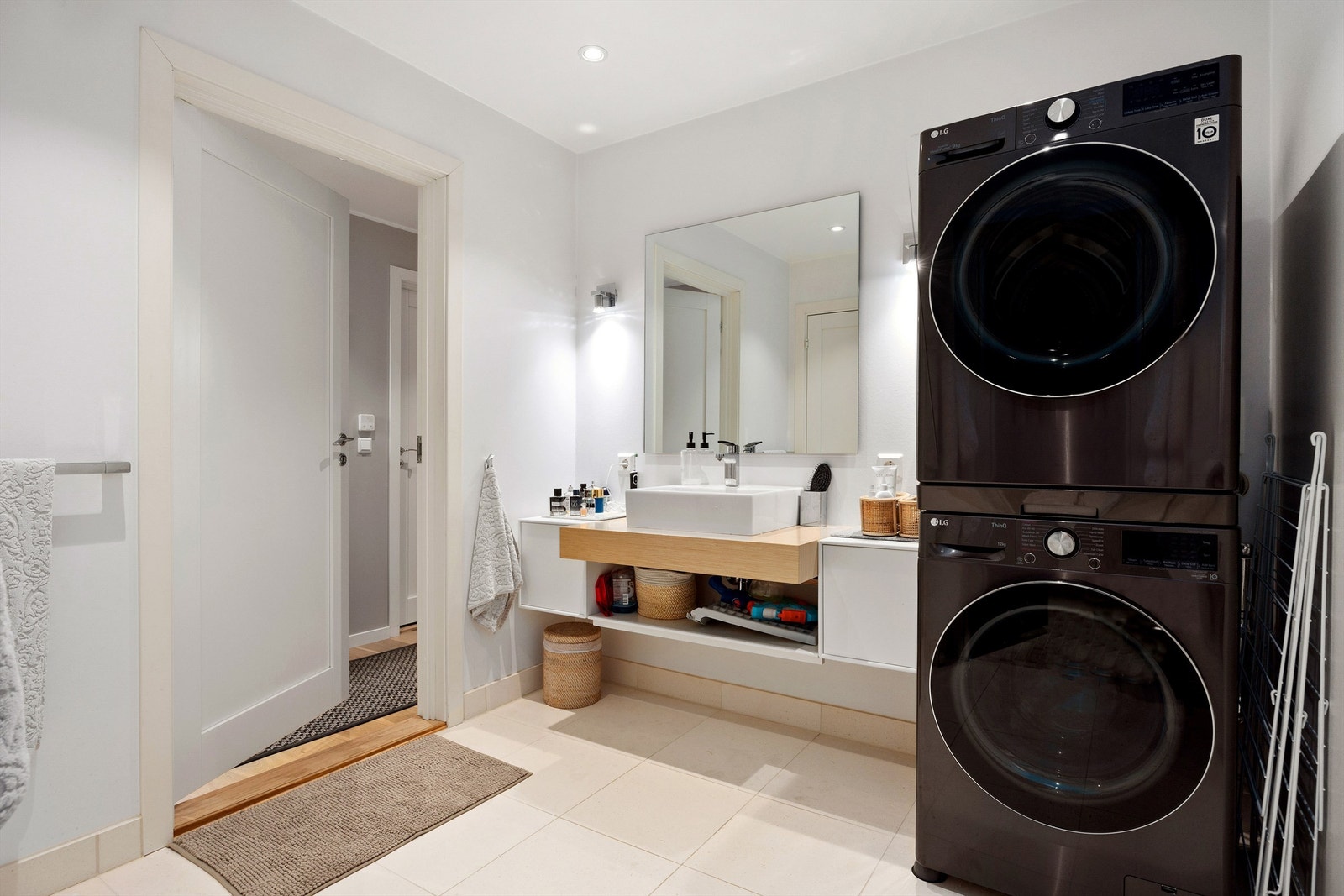 Stort gjestebad i 2 etg med vaskemaskin og tørketrommel. Galleribilde