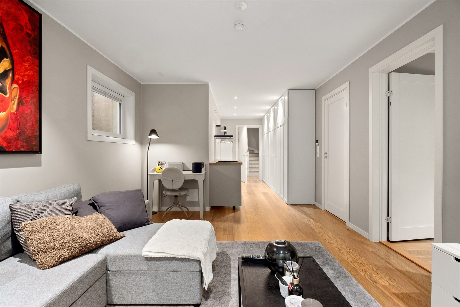 Boligen har en egen parktikantdel i deler av u-etg. Denne er ikke godkjent for varig opphold da ikke omsøkt fra bod til bolig. Kan leis i tillegg om ønskelig. Galleribilde