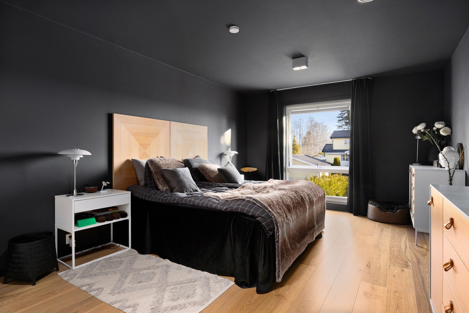 Hovedsoverom i god størrelse og med inngang eget bad - en suit. Hyggelig utsikt fra sengen. Galleribilde