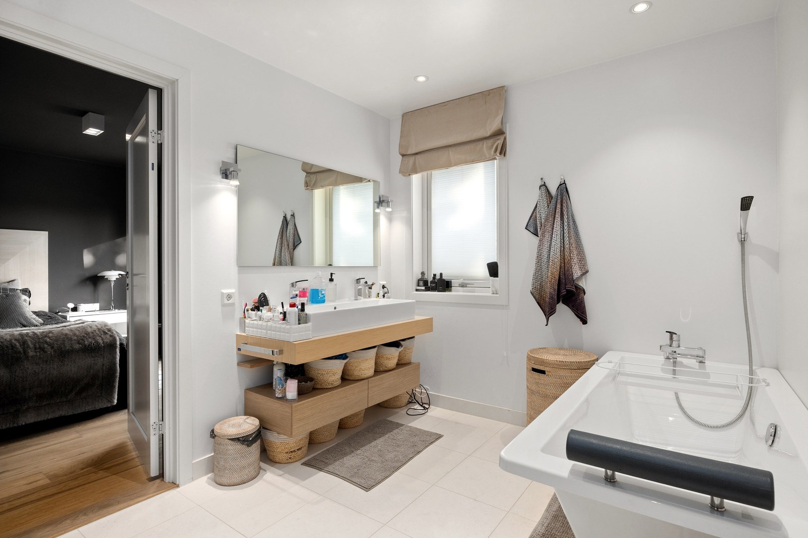 Del av badet for hovedsoverom. Delikat lyst baderom i god størrelse. Galleribilde