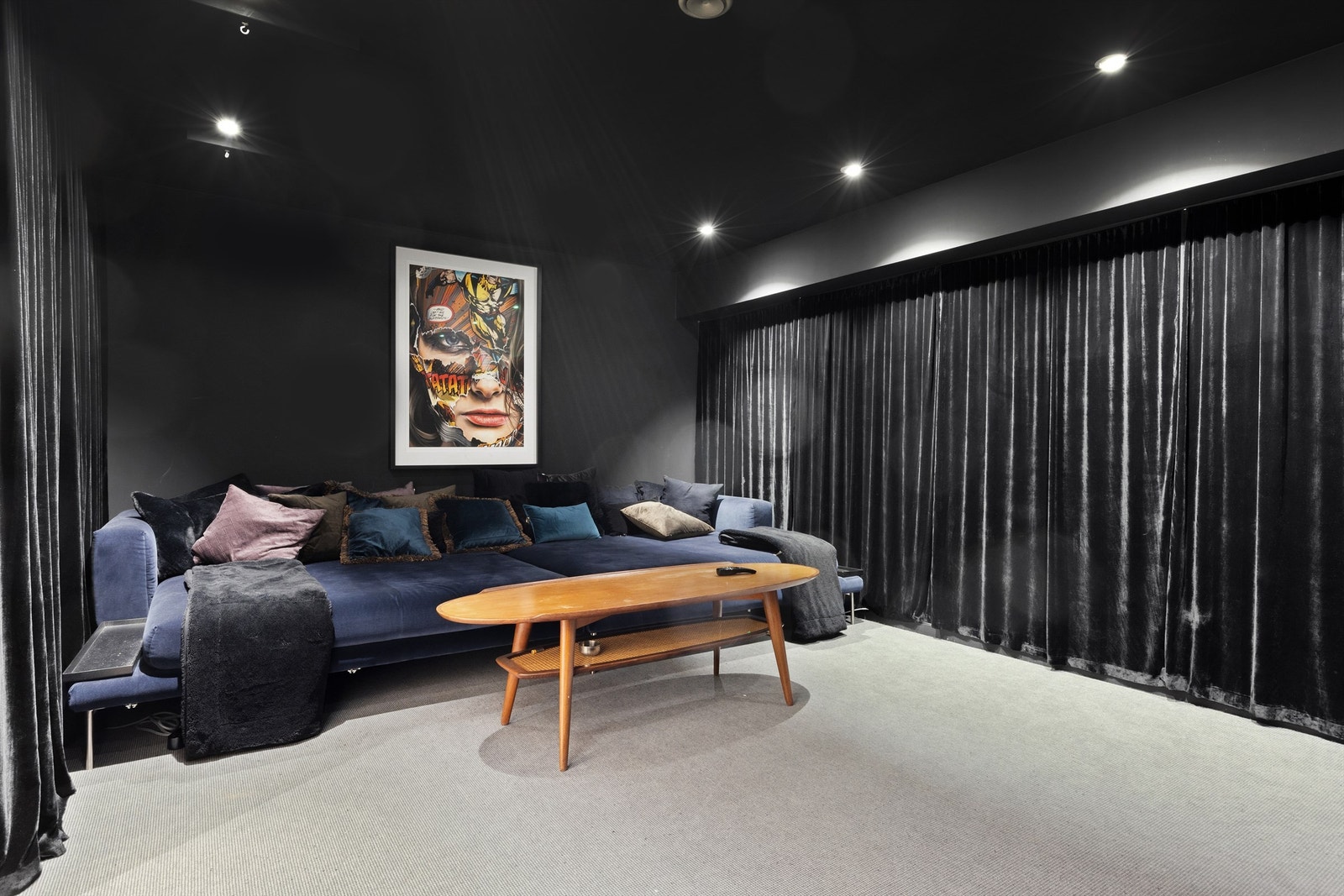 Eget kinorom i u-etg med stor tv og god lyd. Dette kan fort bli suksess for både store og små. Galleribilde