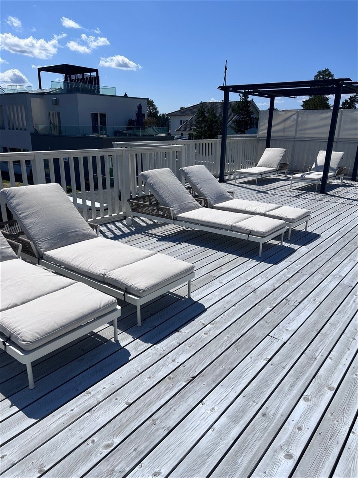 Nyt varme dager på takterrassen. 6 solsenger medfølger. Eiers bilder. Galleribilde