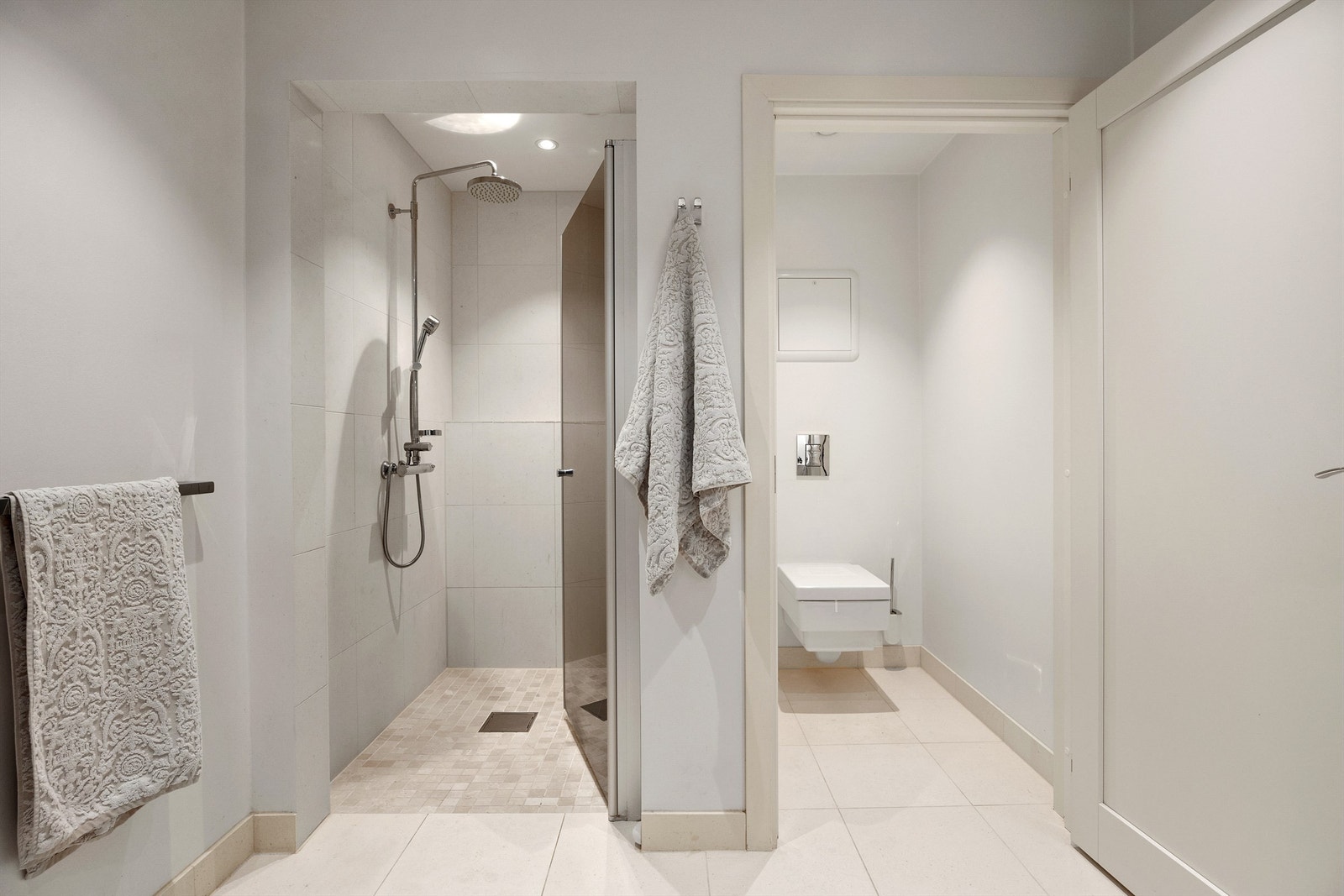 Del av bad for hovedsoverom. Meget pratisk dusj og wc løsning. Galleribilde