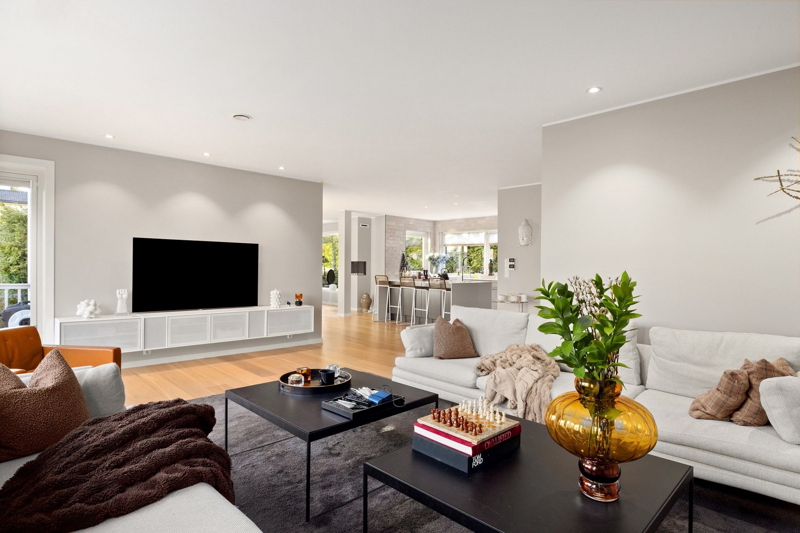 Meget hyggelig stue med mye lys og delikat møblering. Galleribilde