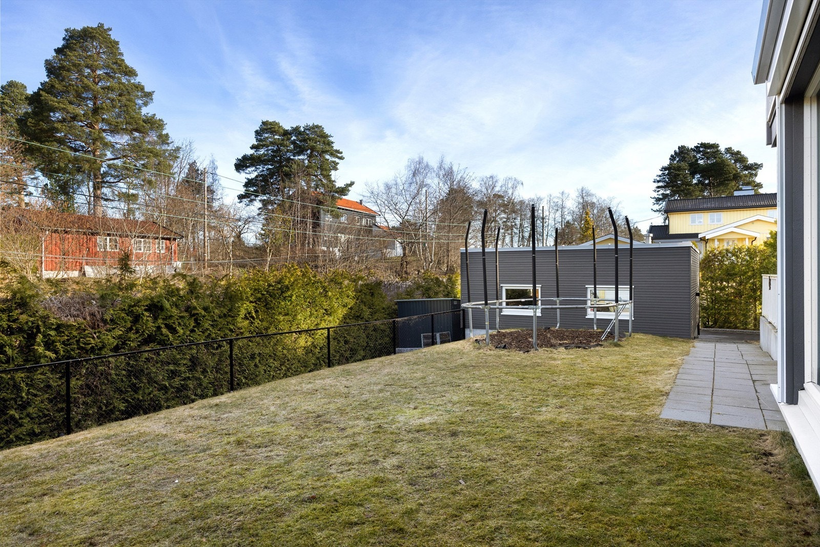 Hyggelig og usjenert del av hage. Galleribilde