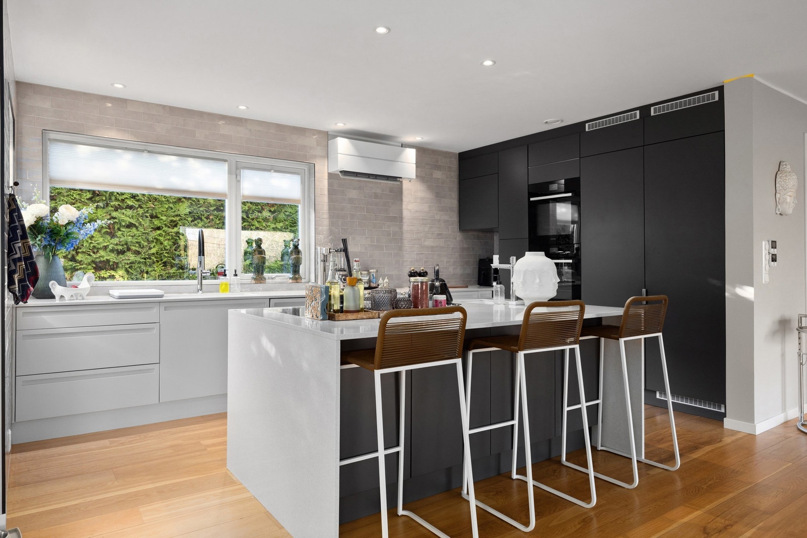 Nyere og meget pent kjøkken med god benk- og skaplass. Integrerte hvitevarer av god kvalitet. Praktisk barløsning for sosial matlaging og raskere måltider før aktiviteter. Galleribilde