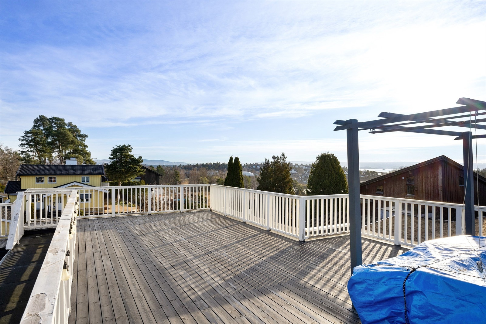 Stor takterrasse med solsenger Galleribilde