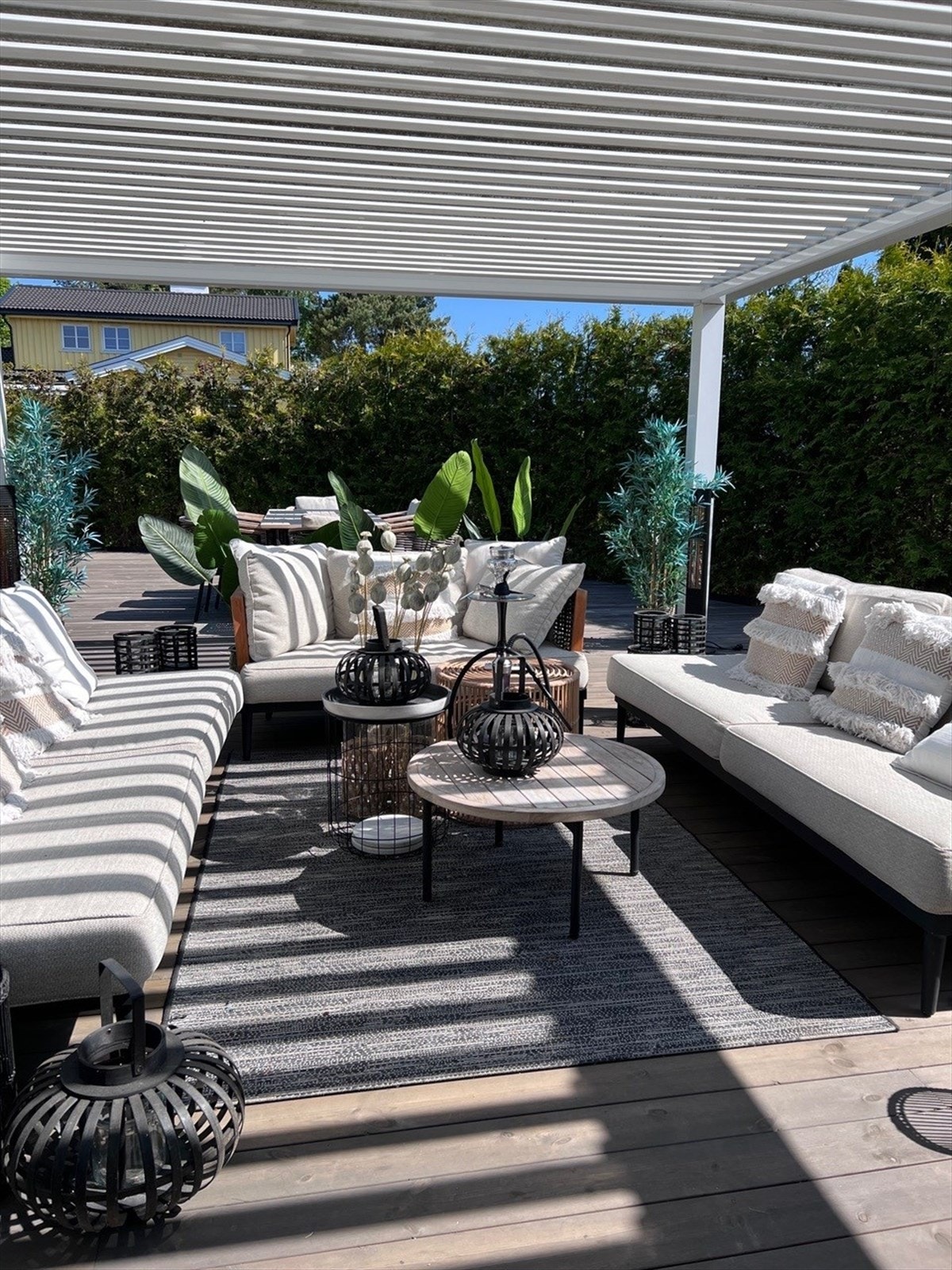 Meget idyllsik og helt usjenert terrasse. Pene utemøbler og praktisk pergola medfølger. Galleribilde