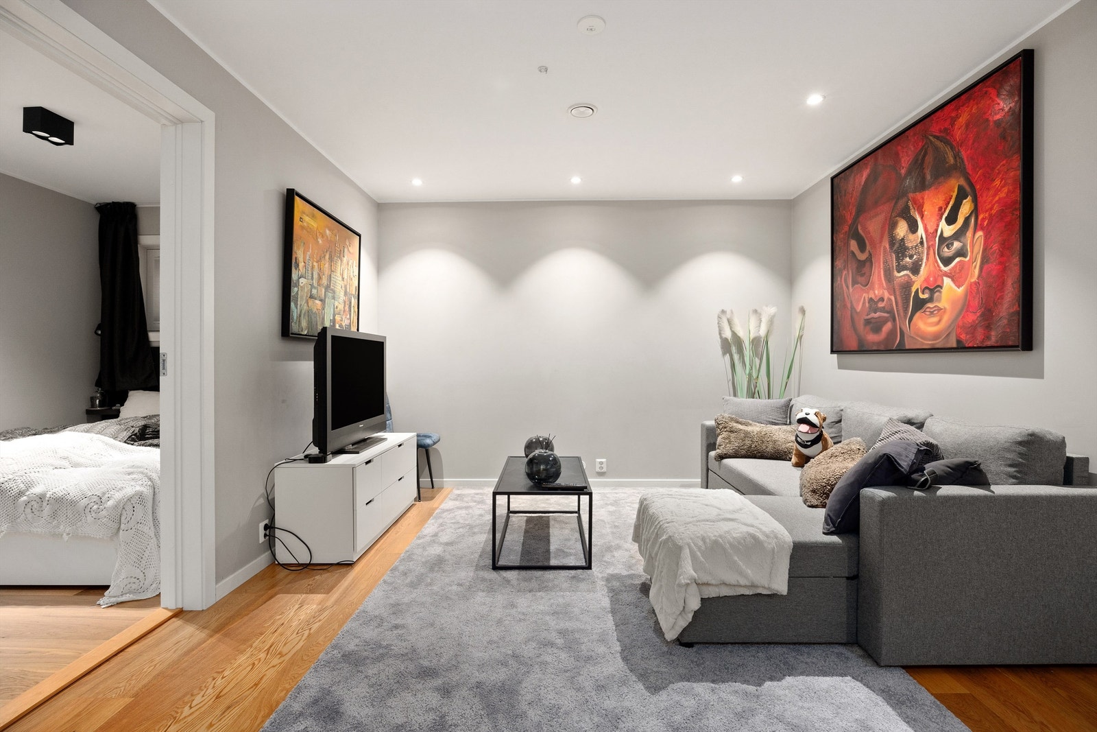 Stue og del av rom benyttett som soverom. NB: ikke søkt bruksendret og begge rom står oppført som bod. Så ikke godkjet som varig opphold. Galleribilde