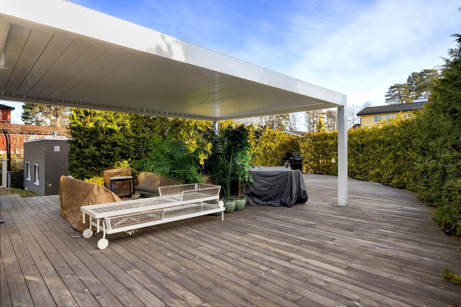 Meget hyggelig og helt usjenert terrasse. Meget pen møblering medfølger. Galleribilde