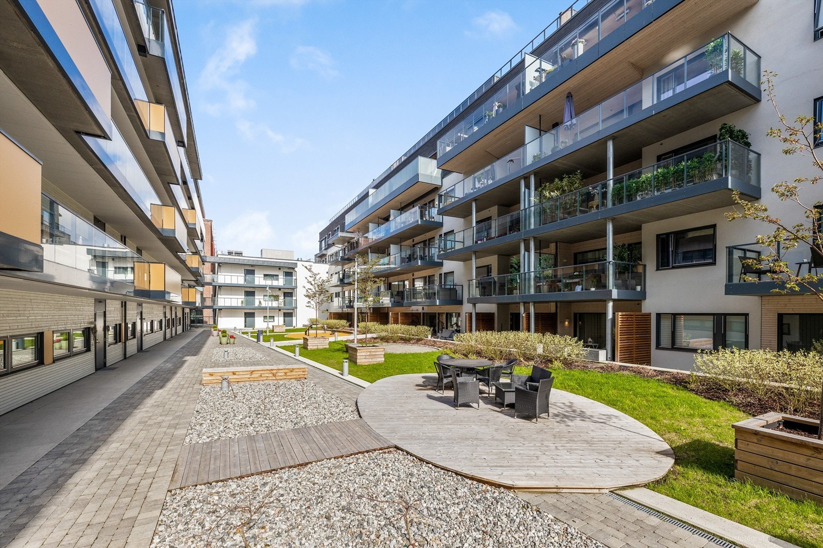 Felles inngangsparti med heis- og trappeadkomst i bygningen Galleribilde