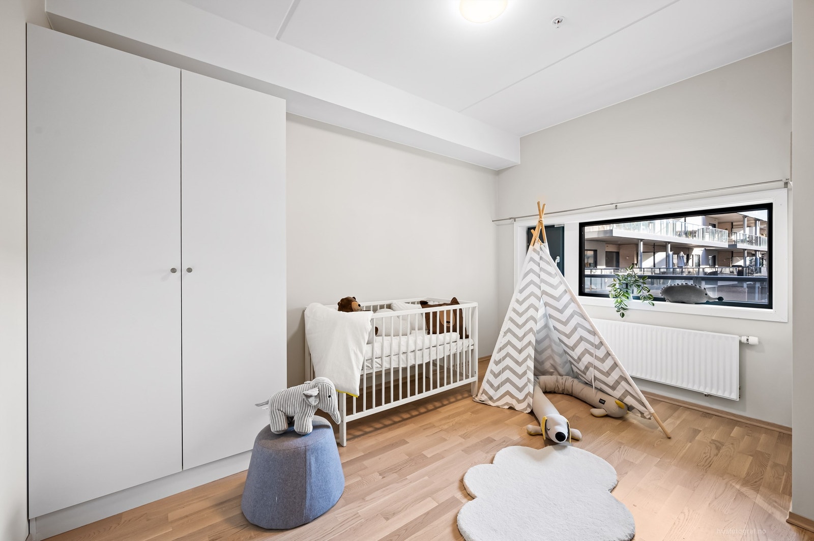 Soverom 2 med garderobeskap i hvit og glatt utførelse Galleribilde