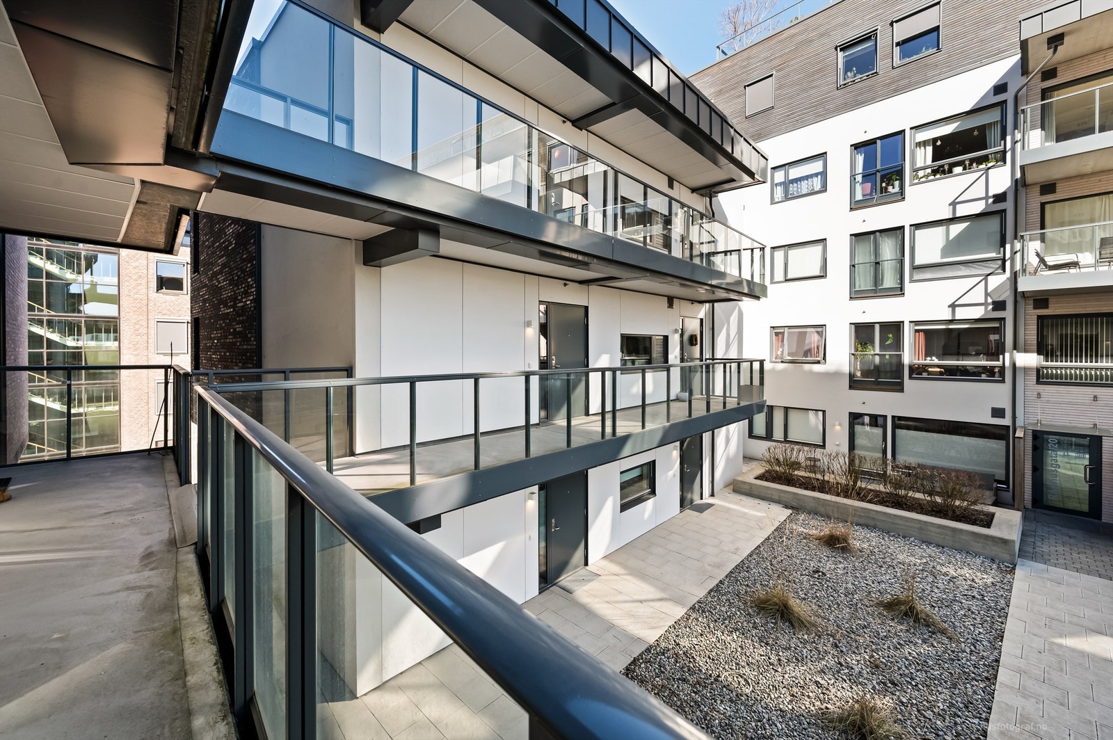 Adkomst til leiligheten eget utvendig inngangsparti fra felles svalgang Galleribilde