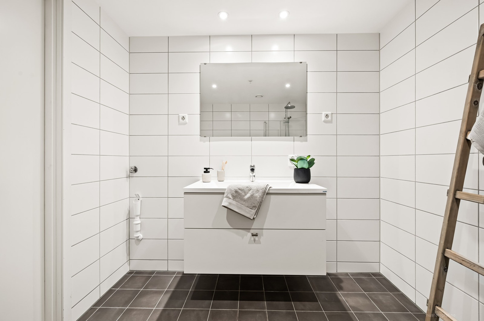 Flislagt bad med opplegg for vaskemaskin Galleribilde