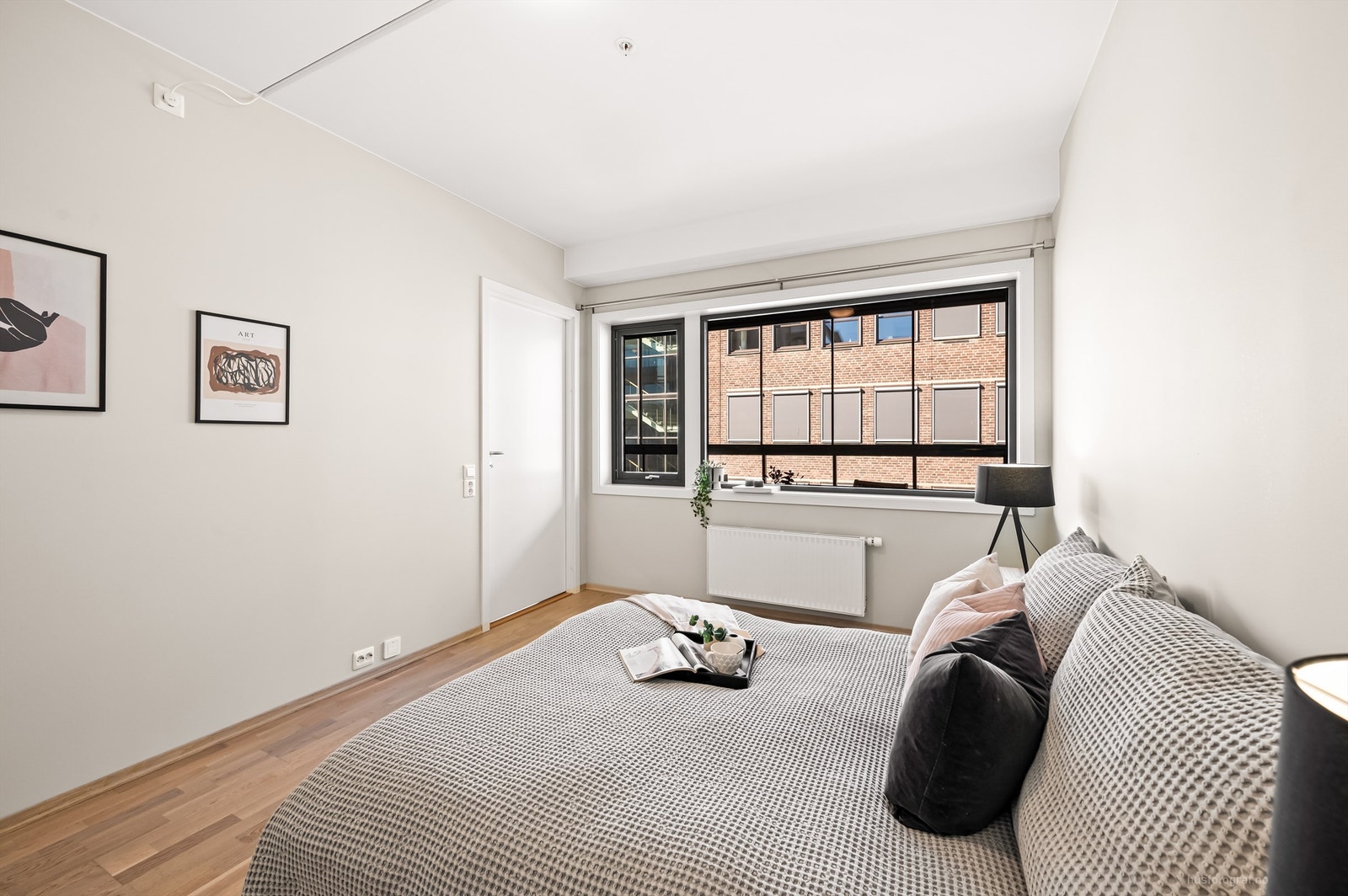 Soverom 1 med 3-stavs parkett på gulv, malte vegger og malt betong i himling Galleribilde