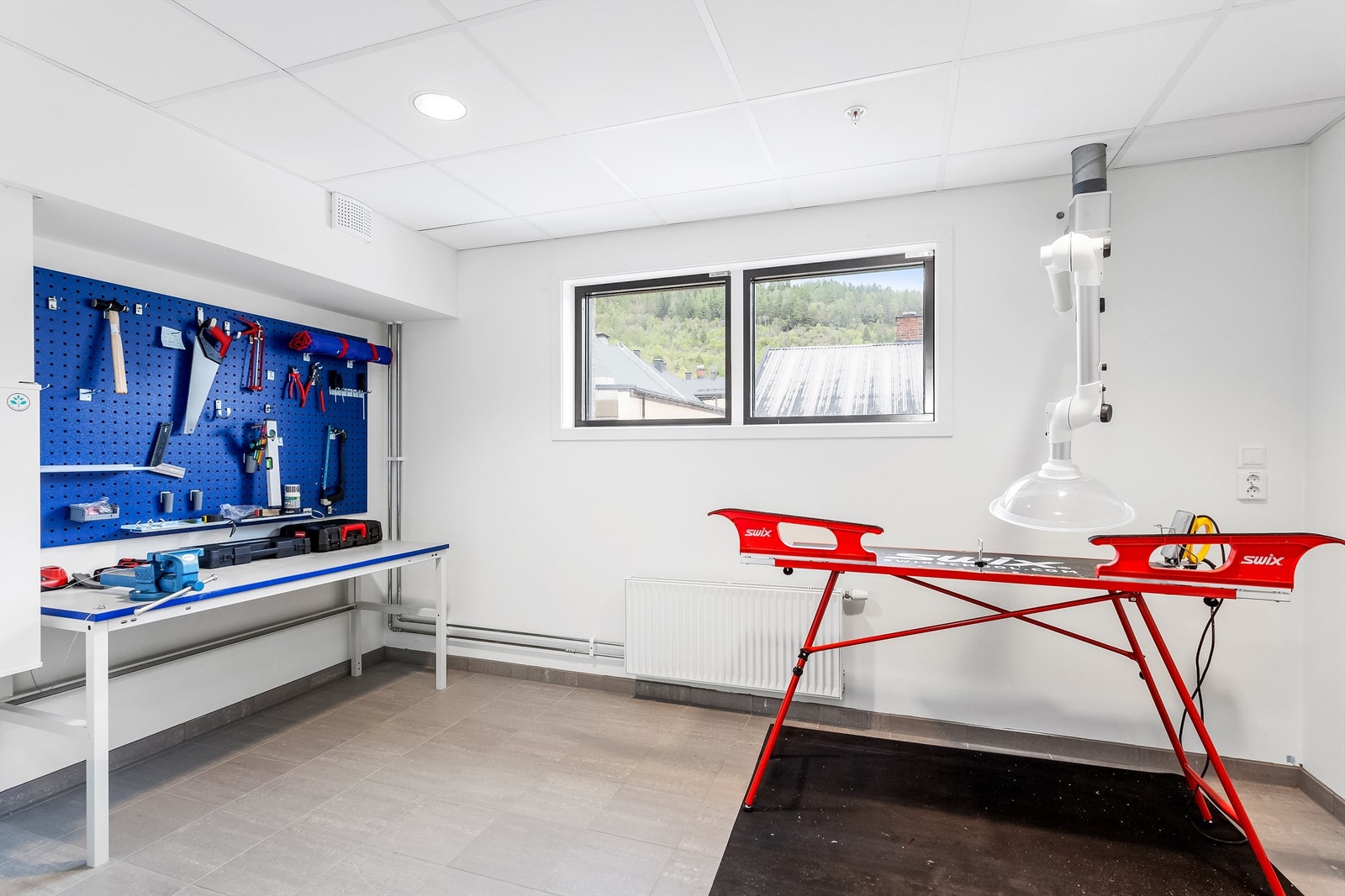 Seksjonseierne har mulighet til å benytte et hobbyrom og mulighet for å låne tilhenger (plassert i garasjeanlegget) Galleribilde
