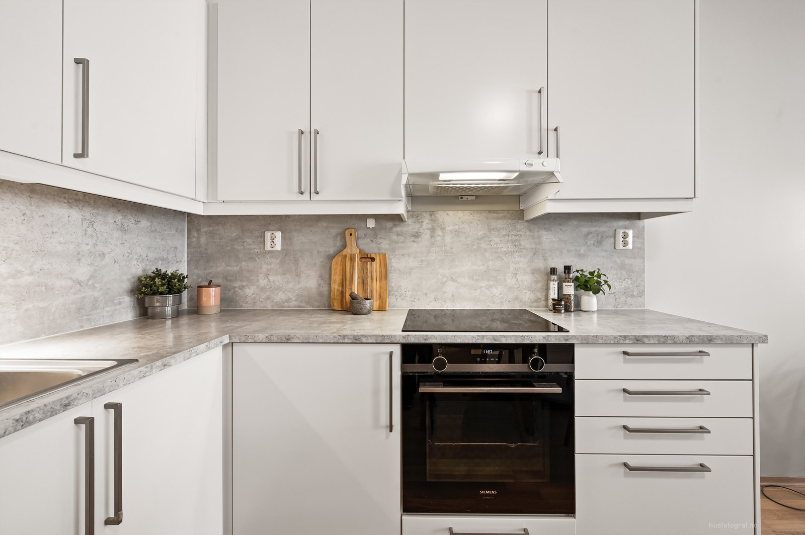 Pen Sigdal kjøkkeninnredning fra 2018 med delvis integrerte hvitevarer Galleribilde