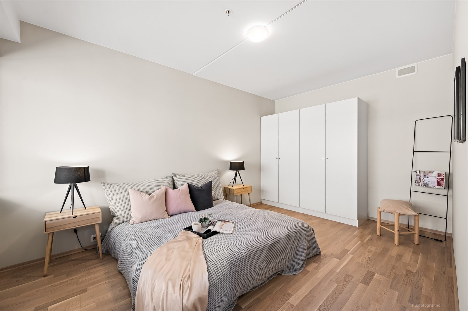 Soverom 1 med garderobeløsning i hvit og glatt utførelse Galleribilde