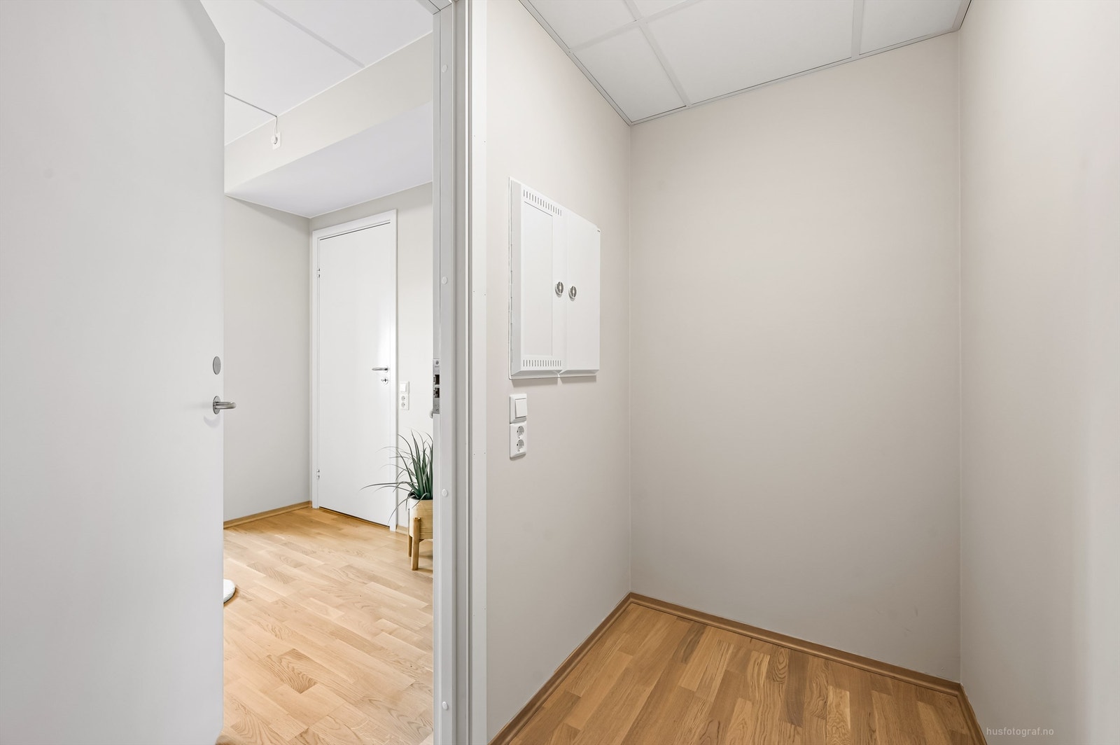 Lagringsplass i innvendig bod og ekstern bod i felles garasjekjeller Galleribilde