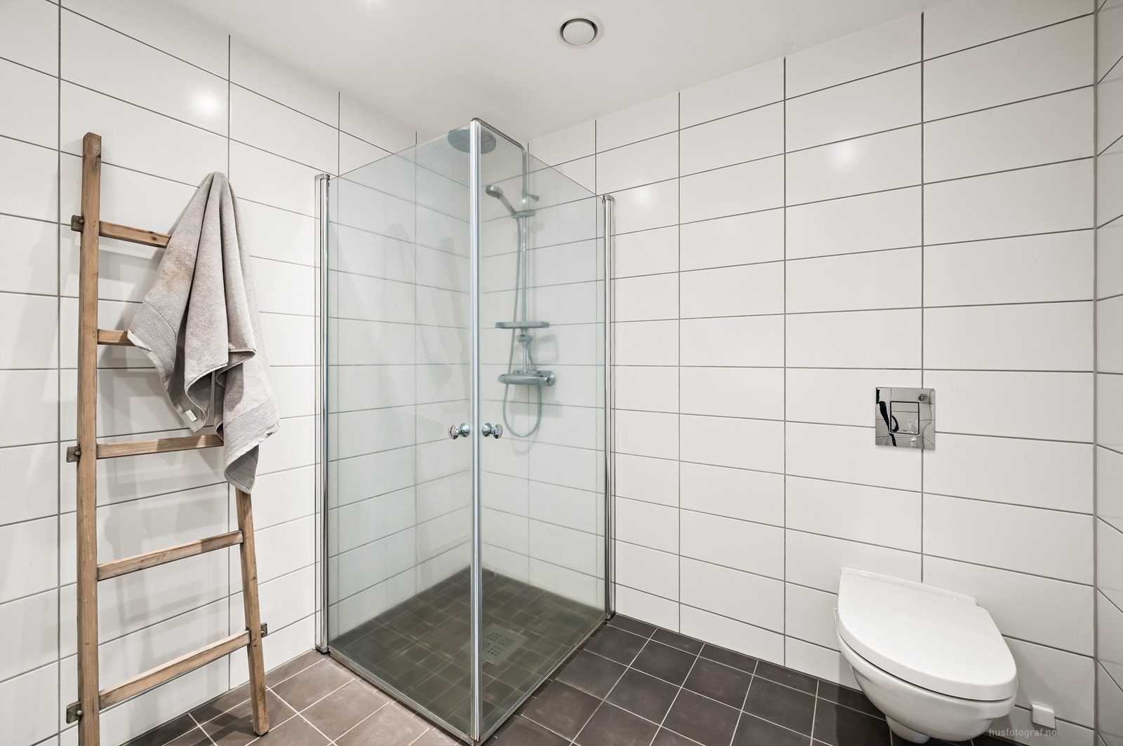 Badet har downlights i tak og gulvvarme Galleribilde