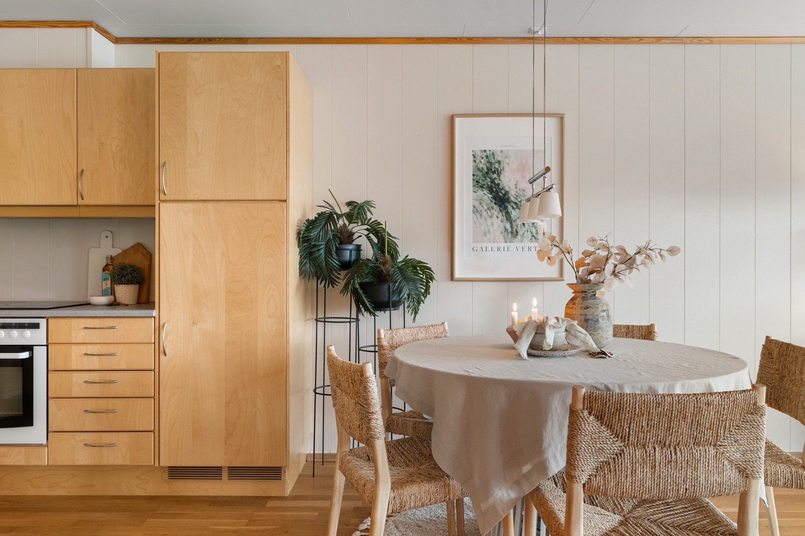 Spiseplassen danner en natulig sone mellom kjøkken og stue. Her er det god plass til spisebord i trivelige omgivelser. Galleribilde