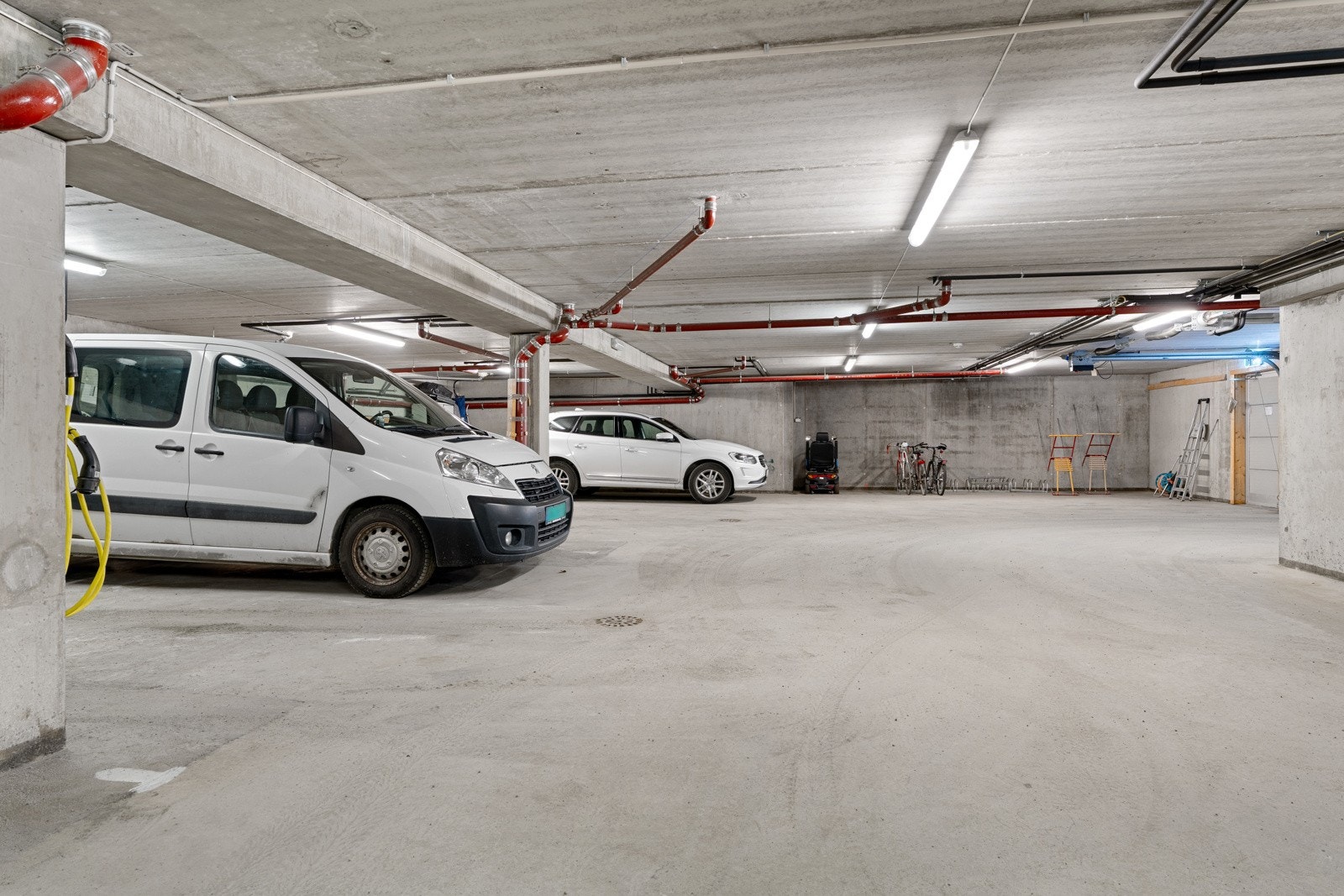 Egen biloppstillingsplass i felles parkeringskjeller. Enkel forbindelse mellom leiligheten og parkeringskjeller via heis. Galleribilde