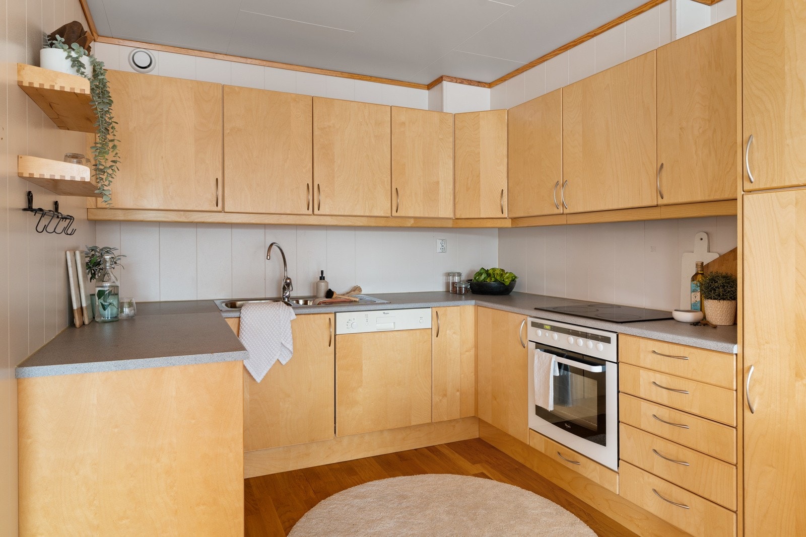 Integrerte hvitevarer følger med i handelen. Galleribilde