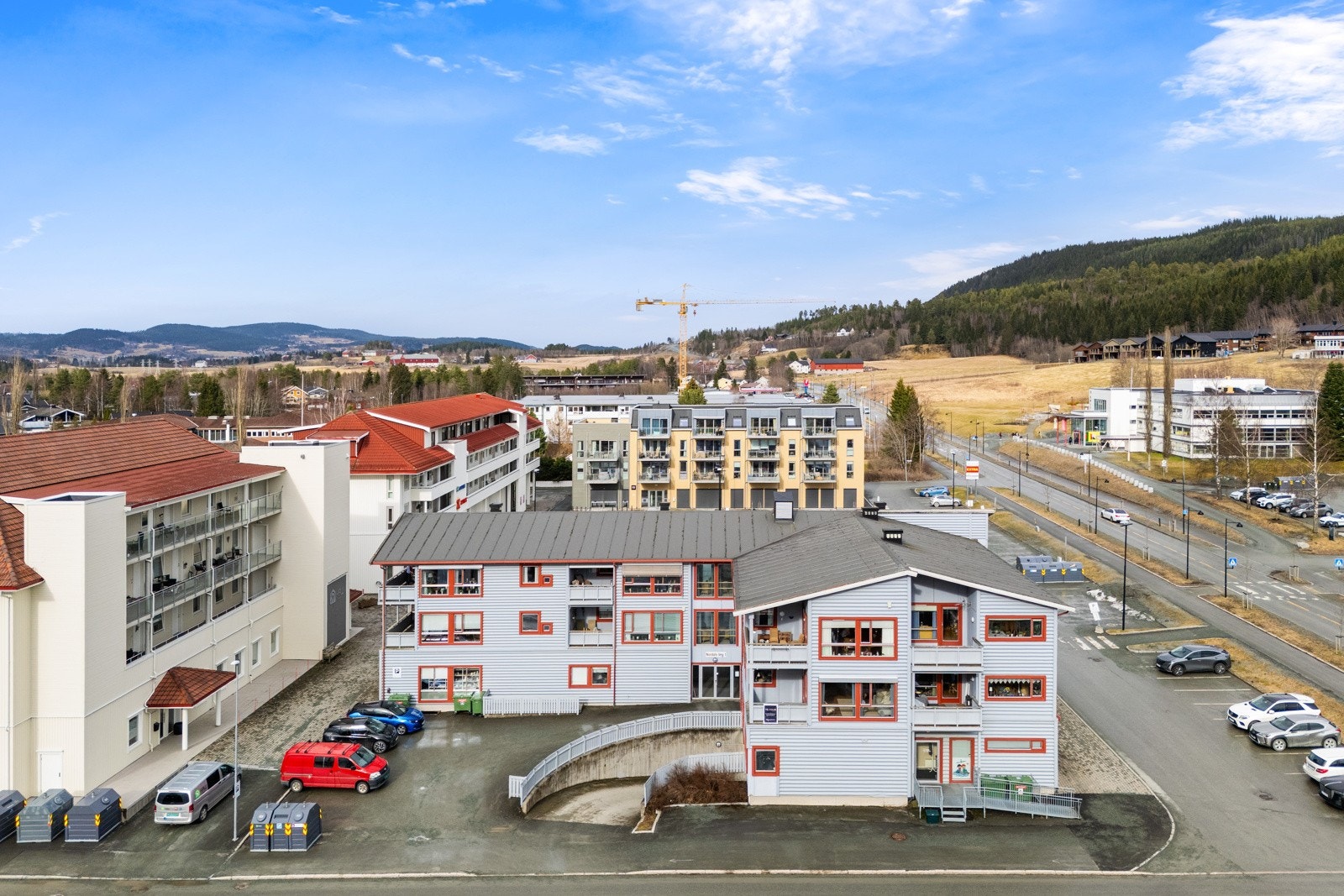 Bilen parkeres på egen biloppstillingsplass i felles parkeringskjeller. Heis i bygget gir enkel adkomst. Galleribilde
