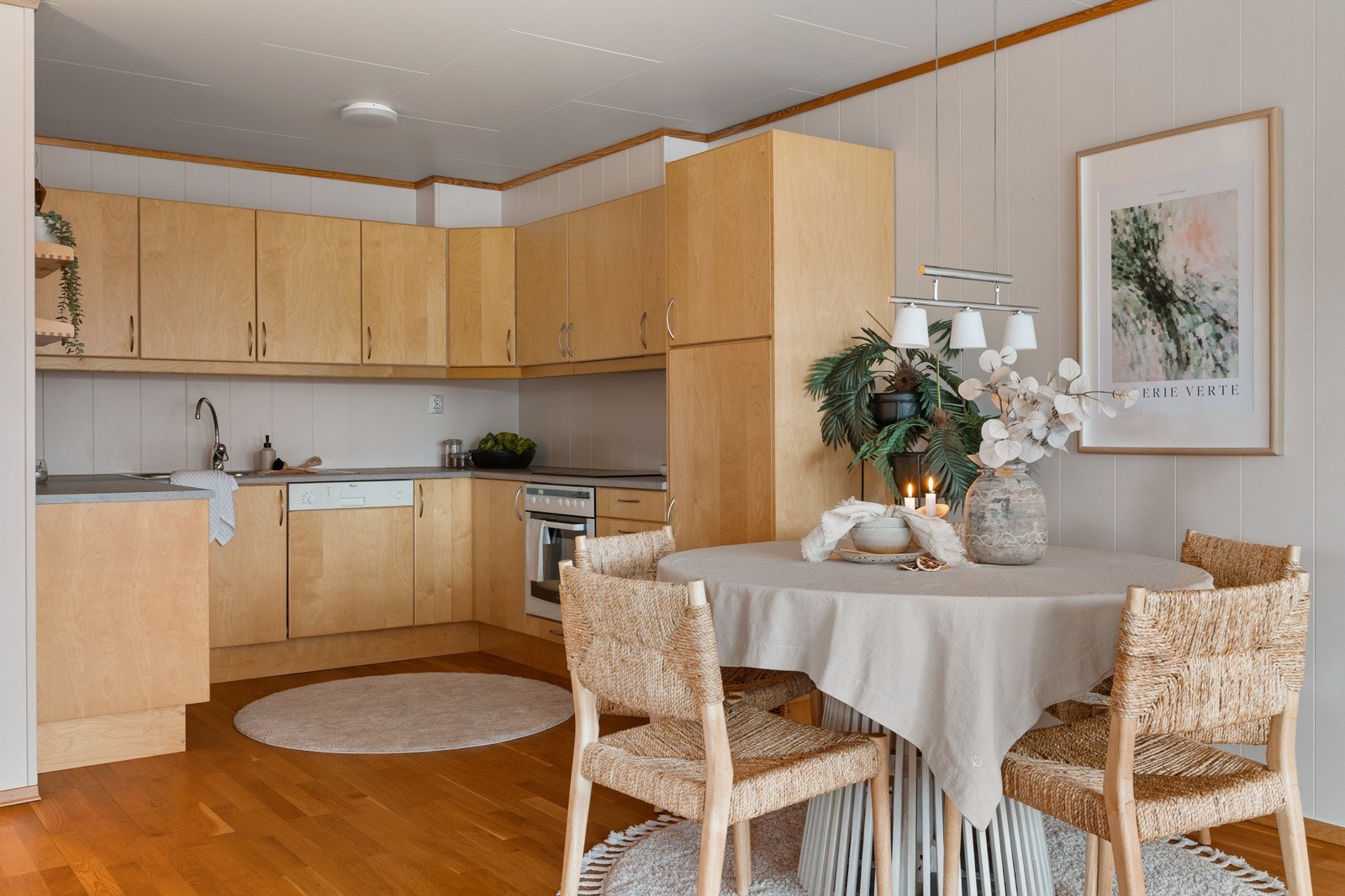 Kjøkkenet med innredning i U-form har kort vei mellom de ulike arbeidssonene og godt med oppbevaringsplass. Galleribilde