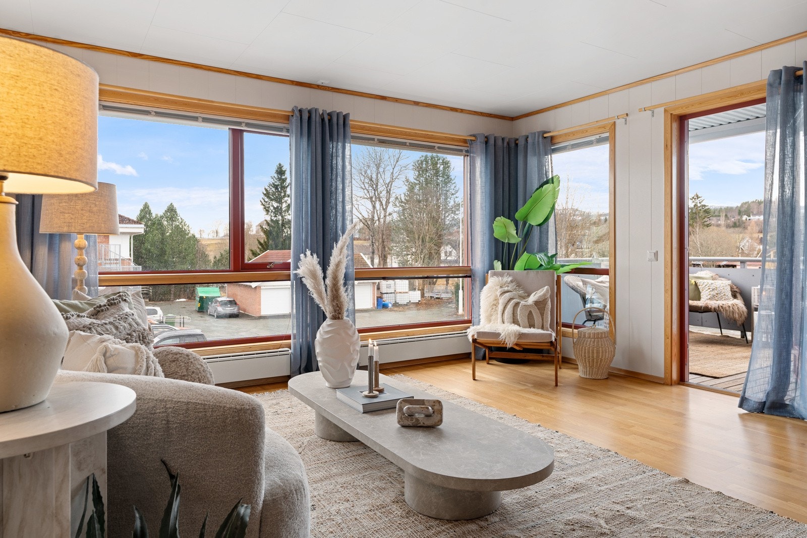 Stuen er romslig og oppleves som luftig med godt lysinnsipp fra flere sider. Galleribilde