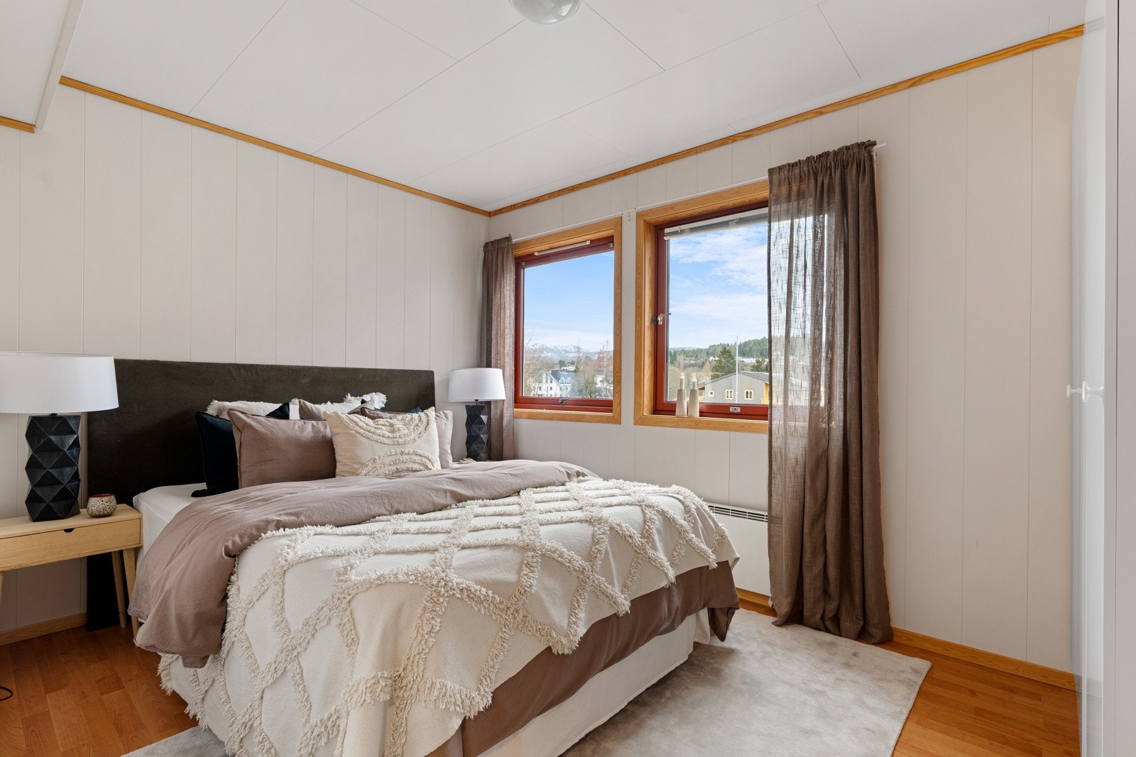 Leiligheten har to soverom på henholdsvis 10,5 kvm og 7 kvm. Garderobeskap medfølger i handelen. Galleribilde