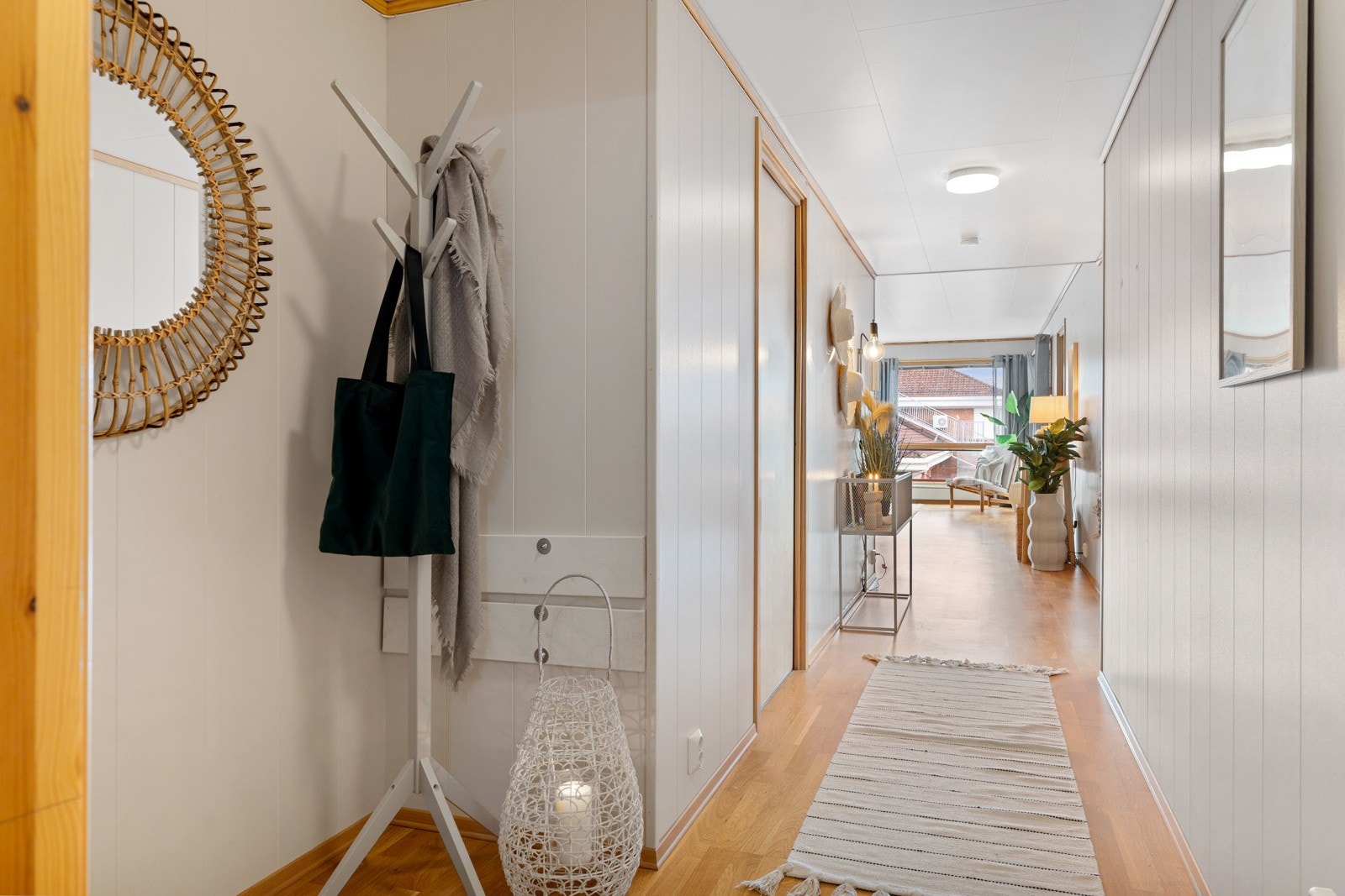 Velkommen inn! I gangen er det plass til garderobeløsning, sko og klesavheng. Galleribilde