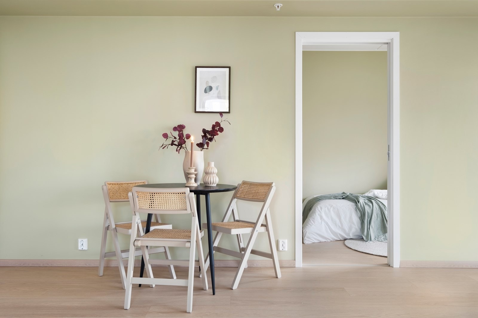 Bygget ble ferdigstilt i 2024 og leiligheten holder en stilren og flott standard med flere moderne material- og fargevalg. Leiligheten har balansert ventilasjon og oppvarming via fjernvarme. Galleribilde